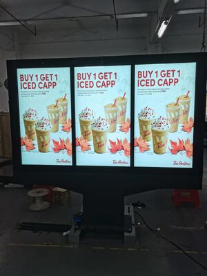 85 65 55 43 Inch Outdoor LCD Digital Signage con 2500Cd/m2 Luminosità e 178°/178° angolo di visione Alimentato da CPU Quad-core Cortex-A17